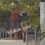 Apes! Seorang Bocah Tersangkut di Pagar Usai Ambil Buah Milik Warga