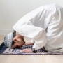 Bacaan Sholat Isya 4 Rakaat dari Niat Sampai Salam Lengkap