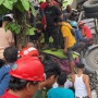 Truk Tabrak Rumah Warga Padang hingga Nyebur ke Sungai, Sopir Terjepit