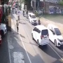Heboh Gerobak Cilok Mendadak Putar Balik dan Jalan Sendiri, Abangnya Ditinggal!
