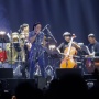 Rela Nyeker, Krisdayanti Lempar Sepatu buat Penonton di Synchronize Festival