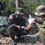 Viral Prajurit TNI Makan Mie Beralaskan Kardus Bekas Disela-sela Penyelamatan Korban Banjir Sumatra