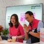 Semarakkan HUT ke-16 dan Hari Pelanggan Nasional,  CEO Smartfren Turun Langsung Layani Pelanggan di Sabang