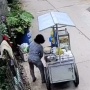 Heboh Emak-emak Penjual Makanan Tempel Dagangan ke Alat Vital, Netizen: Bukan Micin Tapi Bau Bacin!