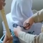 Viral Seorang Guru SMA Potong Rambut Siswi Berhijab Tuai Perdebatan Warganet