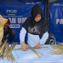 Program Pendampingan PNM Buat Nasabah Garut Berdaya lewat Anyaman Bambu