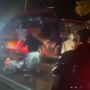 Viral! Pemotor Diintimidasi Hingga Motornya Dibanting saat Adang Bus Lawan Arah di Lamongan: Main Hakim Sendiri
