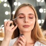 5 Tips Make Up untuk Wajah yang Mudah Berkeringat, Bikin Awet Seharian!