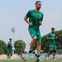 Persebaya Fokus Latihan Taktikal, Uston Nawawi Pelajari Gaya Bermain Madura United Jelang Derbi Suramadu