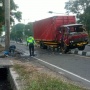Truk Tronton Terguling Usai Banting Stir Hindari Kendaraan di Depannya, Sopir Meninggal Dunia