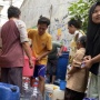 Suplai Air PAM Jaya di 7 RT Mati, Warga Kalideres Saban Hari Terpaksa Antre Air Bersih