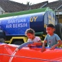 Dampak Kemarau, Warga dan Anak-Anak di Pandeglang Girang Dapat Bantuan Air Bersih