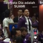 Momen Haru Seorang Pria Wakilkan Wisuda Istrinya yang Sudah Meninggal
