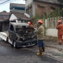 Mobil Grandmax Tiba-tiba Terbakar di Pinggir Jalan Sleman, Diduga Akibat Korsleting AC
