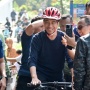 Viral Momen Ibu Cegat Jokowi saat Gowes, Ngadu Kaki Terlindas Paspampres