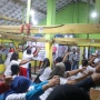 Tingkatkan Produktivitas, KST Bagi-bagi Vitamin ke Sopir Truk Pengangkut Ikan