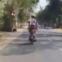 Viral Aksi Pria di Ponorogo Naik Motor Meresahkan, Lepas Setir Sambil Berdiri: Enaknya Diapain?