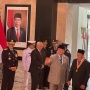 Momen Prabowo dan Habib Luthfi Saling Lempar Senyum di Depan Foto Presiden Jokowi