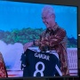 Hadiri Rakernas DPP Papdesi, Ganjar Dapat Kado Jersey MU Nomor Punggung 8
