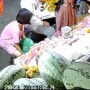 Viral Emak dan Anak Kompak Mencuri Buah Dimasukkan Ember: Saya Kira Penjualnya Ternyata Seniornya