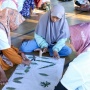 Pelatihan Membatik Ecoprint dengan Teknik Pounding Dapat Antusiasme Tinggi dari Warga di Desa Ketawang Laok