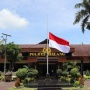 1 Tahun Tragedi Kanjuruhan, Polres Malang Kibarkan Bendera Setengah Tiang dan Berdoa Bersama