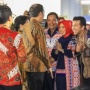 Presiden Jokowi Acungi Jempol Batik Sarita Toraja Bahtiar Baharuddin dan Sofha Marwah