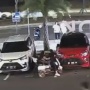 Kendarai Sepeda Listrik, Dua Bocah Ini Kabur Usai Tabrak Mobil Terparkir