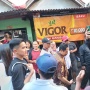 Blusukan di Cakung, Kaesang Bagi-bagi Makanan ke Bocah dan Layani Warga yang Minta Foto