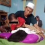 Video Bayi Berusaha Bangunkan Jenazah Ibunya, Suami Bercucuran Air Mata