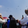 Antusias Warga Melihat Atraksi Udara HUT ke-78 TNI