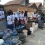 Komunitas Warung Tegal Ringankan Beban Warga dengan Berbagi Ceria dan Salurkan Air Bersih Gratis