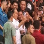 Pegang HP Relawan, Jokowi Ajak Foto Bareng di Acara Konsolidasi di Sentul