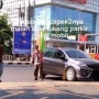 Viral Hidup Lagi Capek-capeknya, Tukang Parkir Ini Kerja Naik Mobil, Berapa Gajinya?