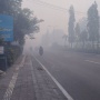 Asap Pekat Jadi Momok Jalan Raya dan Permukiman di Dekat TPA Suwung