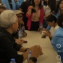 Viral Momen Mahasiswi Cuek dan Tetap Asyik Makan Meski di Depannya Ada Capres Ganjar Pranowo