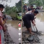 Momen Kocak Warga Bengkulu Utara Mancing di Jalan Rusak, Sungguh Kompak!