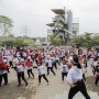 Peringati Hari Kesehatan Mental, Ratusan Buruh Ikut Senam Ceria di Pabrik Konstruksi Tegal