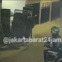 Nekat! Maling Motor di Kebon Jeruk Sampai Angkat Pintu Gerbang Rumah Korban