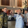 Tanggapi Kabar Gibran Direkrut Golkar, Prabowo Kasih Jempol Dari Balik Mobil