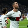 Iran Klarifikasi Tak Bakal Hukum Cambuk Cristiano Ronaldo yang Peluk Pelukisnya