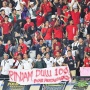Bentangkan Spanduk 'Pinjam Dulu 100', Tingkah Fans Timnas Indonesia Disorot Media Brunei