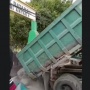 Diiringi Tangisan Siswa, Warga Tutup Gerbang SDN 4 Anyer dengan Tumpukan Batu