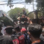 Ikut Antar Ganjar-Mahfud Daftar Pilpres, Bus yang Ditumpangi Megawati Dkk Nyangkut di Pintu Gerbang KPU