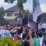 'Punya Raga tapi Tak Ada Hati' Momen Emak-Emak Berkaus Ganjar Bilang I Love You ke Anies Baswedan