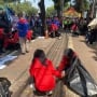 Bawa Ratusan Trash Bag, Pasukan Relawan Ganjar-Mahfud Gelar Operasi Semut di Depan Kantor KPU