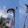 Viral Petugas PLN di Kendari Tersengat Aliran Listrik, Selamat Usai Disogok Pakai Bambu