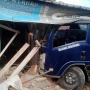 Sopir Mengantuk, Truk Tabrak Rumah dan Motor di Jember