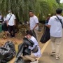 Relawan Prabowo-Gibran dan TIDAR Bersih-bersih di Depan Gedung KPU Usai Pendaftaran Pilpres