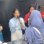 Jadi Kasir Minimarket, Prilly Latuconsina Layani Rombongan Fans Beli Sampo